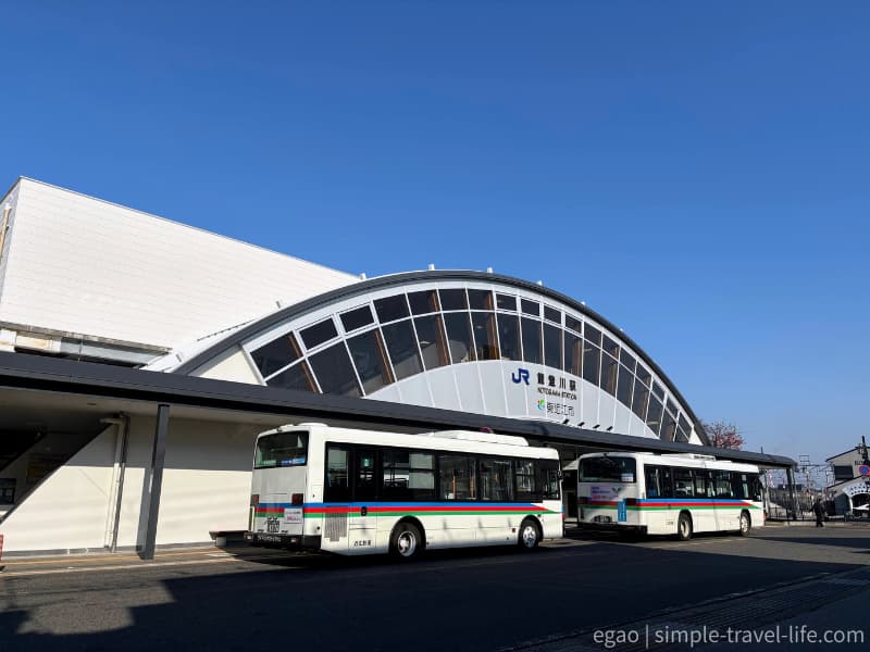 能登川駅の外観と青空
