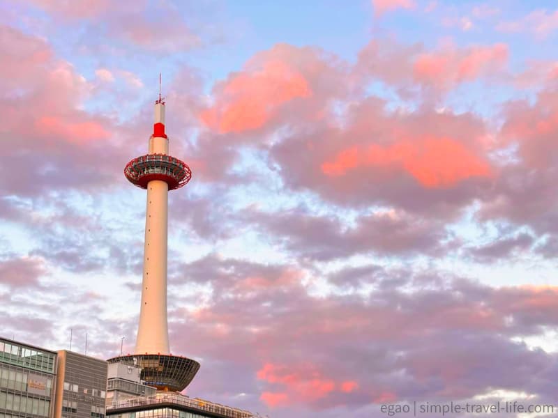 夕焼け雲に染まる京都タワーの様子