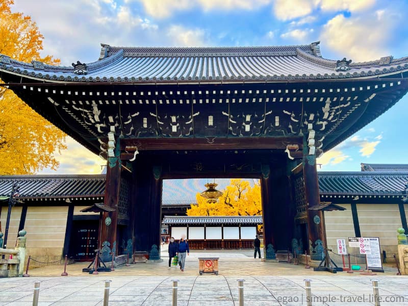 西本願寺の御影堂門と黄色く色づいた木々