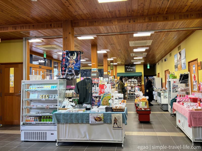 駅舎内部のお土産売り場