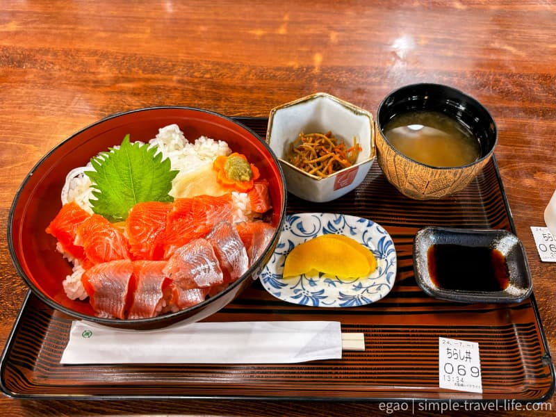 二色の切り身が並ぶ生ちらし丼と、味噌汁・きんぴら・漬物がのった御膳
