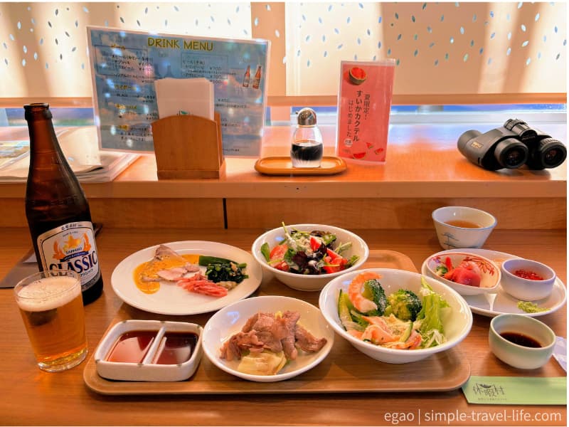 休暇村支笏湖のビュッフェで取り分けた料理の膳と、サッポロクラシックの瓶ビール