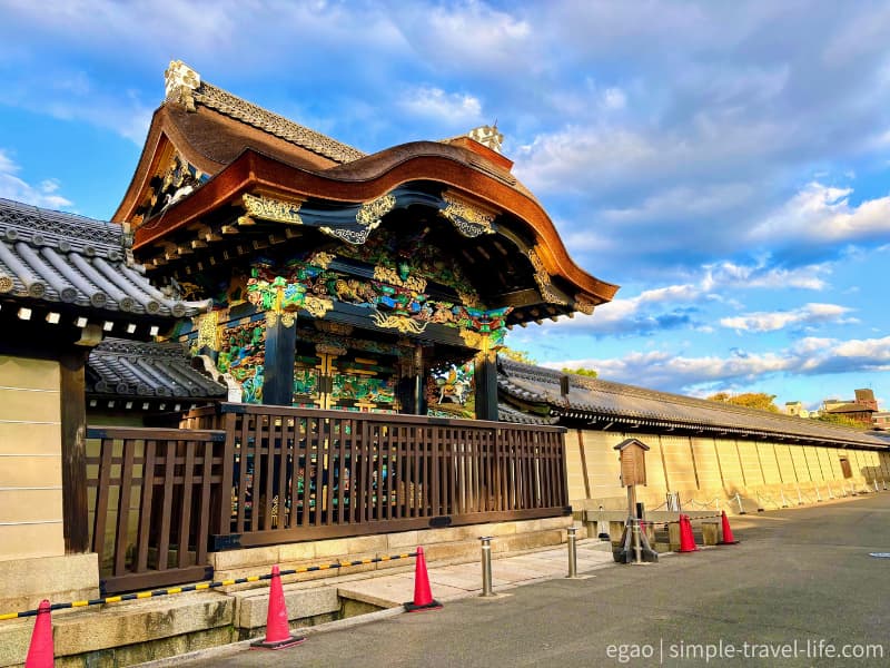 桃山時代の豪華な装飾彫刻の唐門