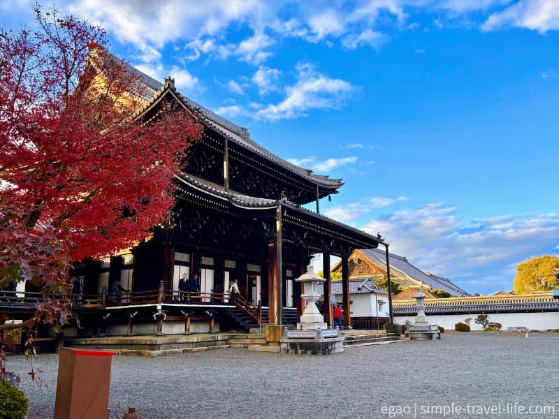 人が少なく静かな興正寺の境内の様子