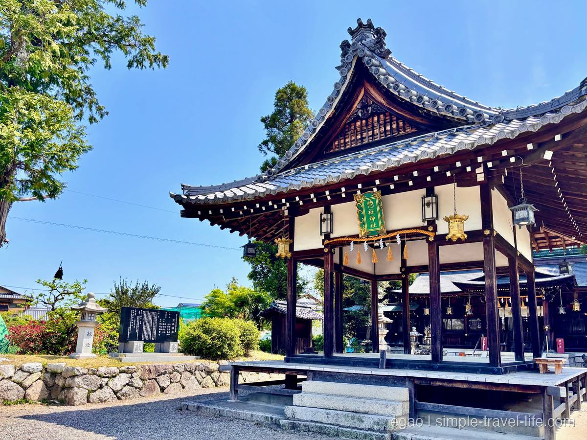 惣社神社の拝殿と提灯