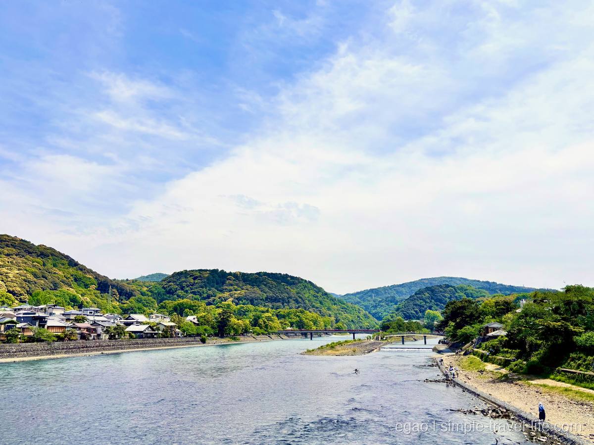 新緑の山に囲まれた宇治川の流れ