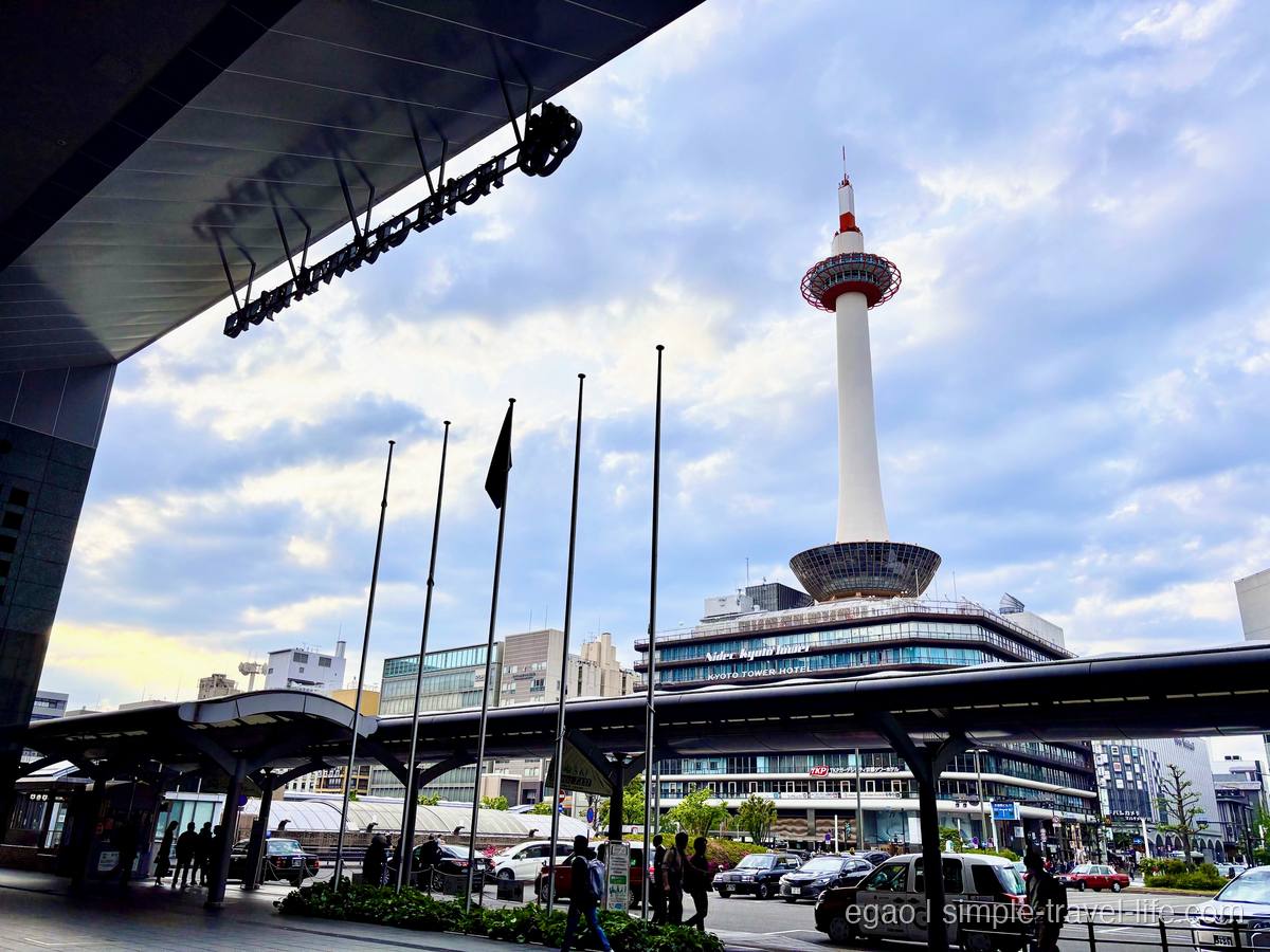 京都駅前から見上げる京都タワー