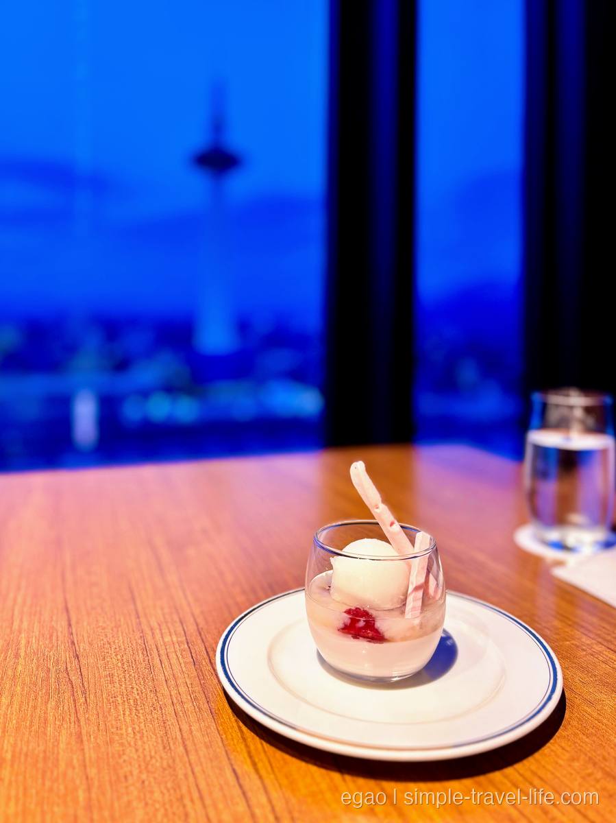窓越しに京都タワーの夜景が見えるデザート