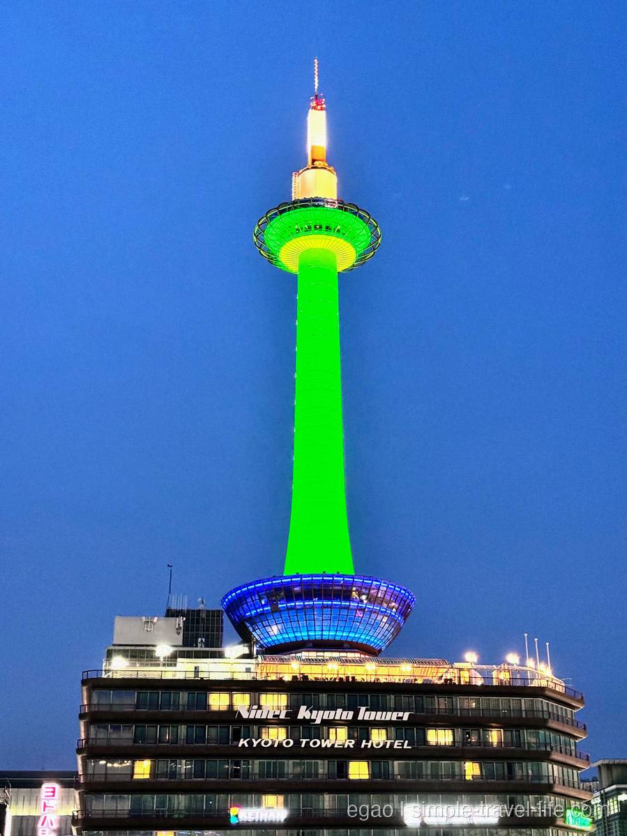 グリーンにライトアップされた京都タワーの夜景