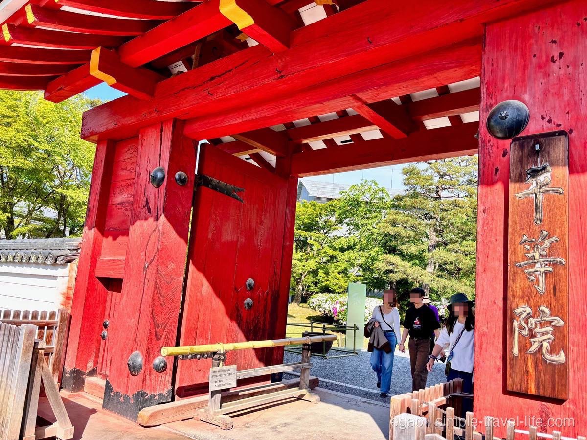 平等院の鮮やかな赤い門