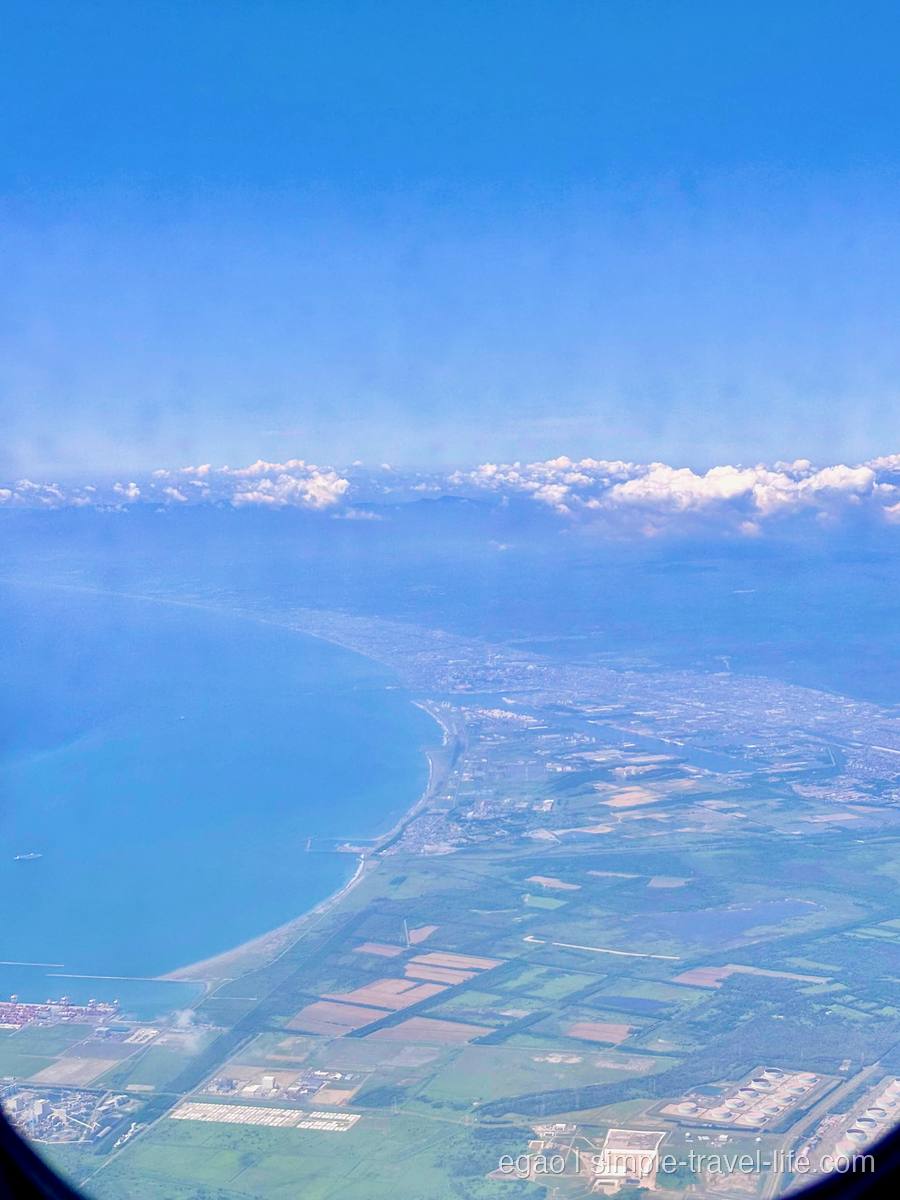 飛行機の窓から見えた北海道の海岸線