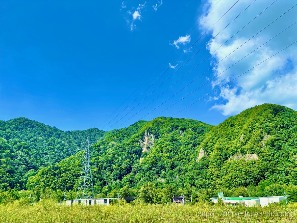 定山渓へ向かう車窓に広がる深い緑の山並み