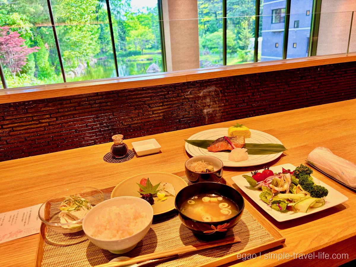 庭園を望むカウンターに並んだ佳松御苑の和朝食