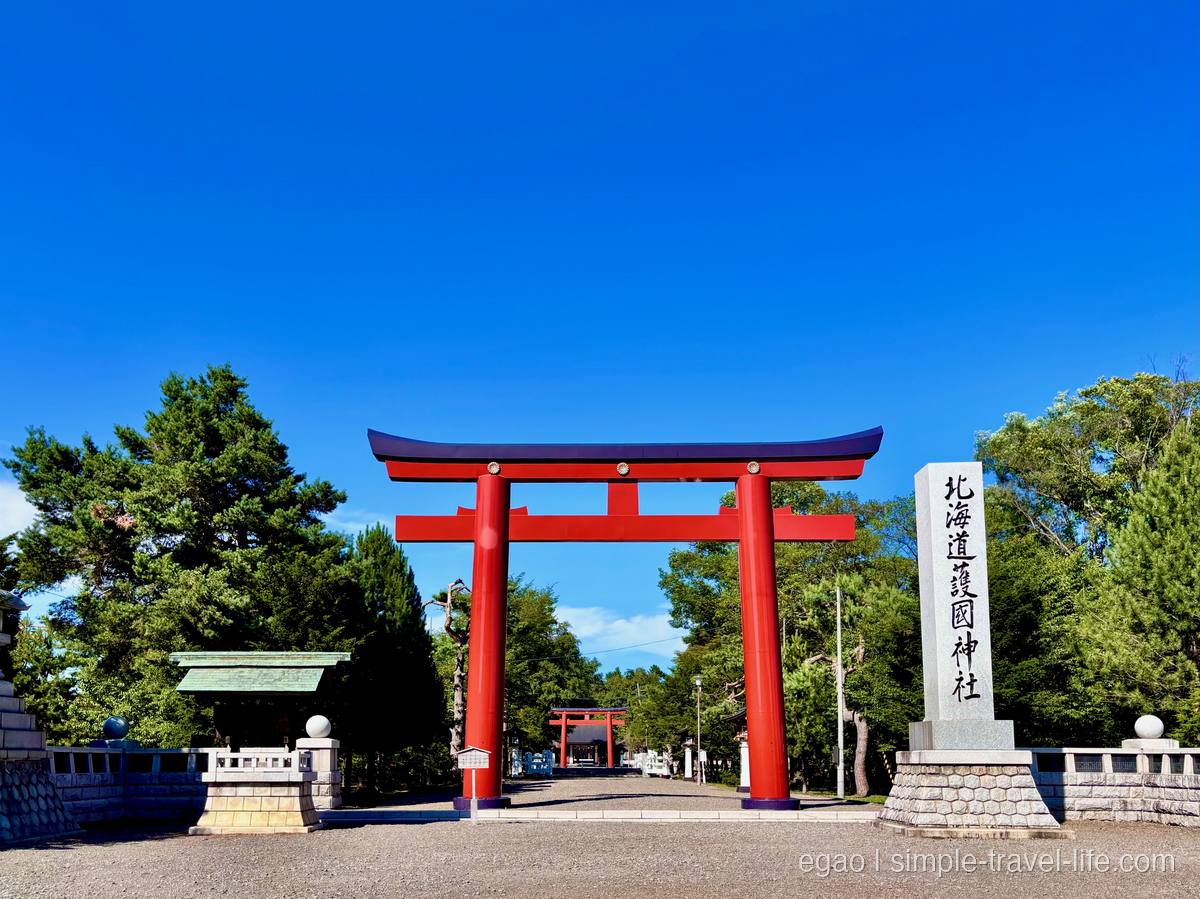 青空にそびえる北海道護国神社の朱塗りの大鳥居