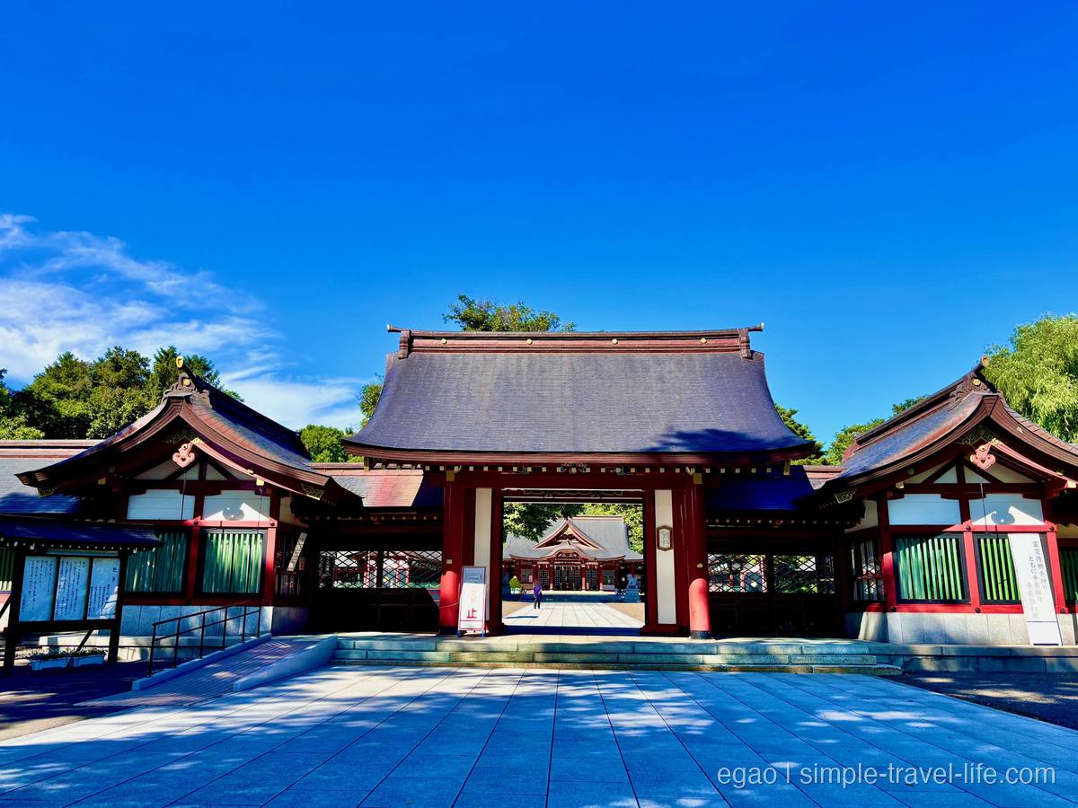 参道の先に立つ北海道護国神社の神門