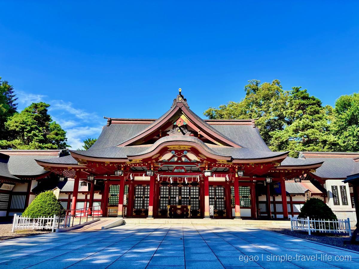 彫刻が施された北海道護国神社の拝殿