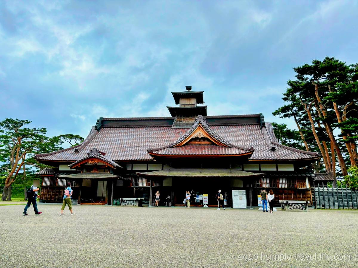 五稜郭公園の中心に立つ復元された箱館奉行所。瓦屋根の上に高い櫓が載る
