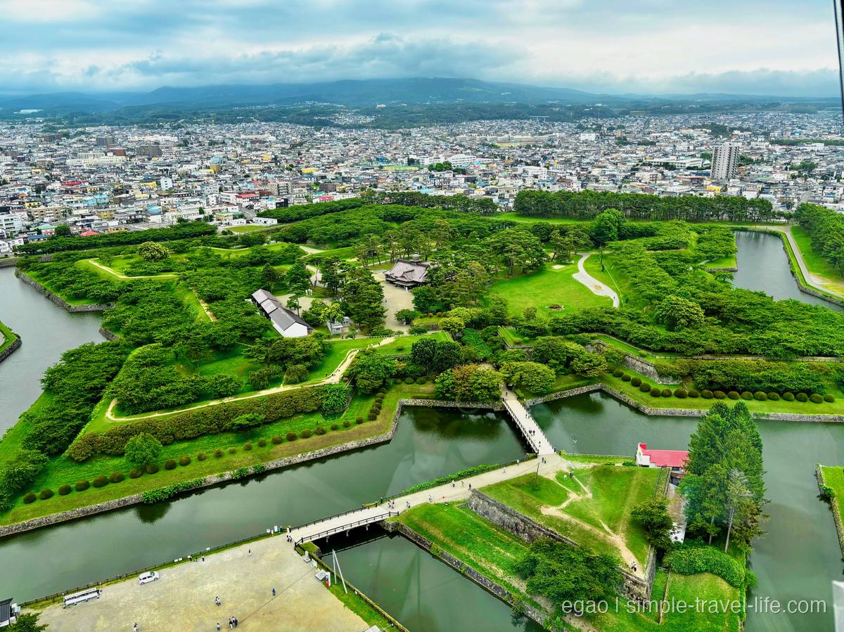 五稜郭タワーの展望台から見下ろした星形の五稜郭。堀と土塁に囲まれ、中央に箱館奉行所