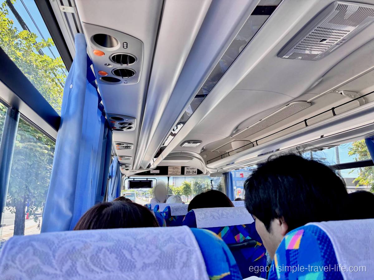 あさひかわ号の車内でガイドさんが案内する様子