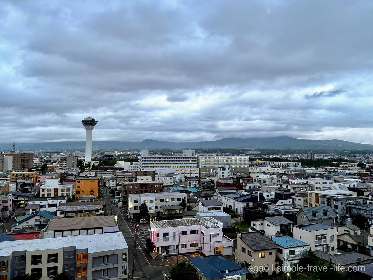 ホテルの部屋の窓から見た夕暮れの函館市街。左手に五稜郭タワーが立つ