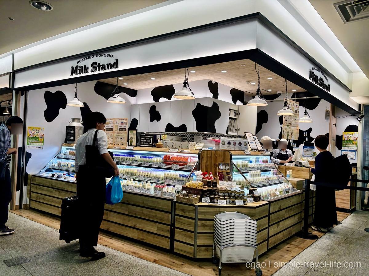 牛柄の壁が目印の「Milk Stand」の店舗。冷蔵ケースに牛乳やヨーグルトが並ぶ