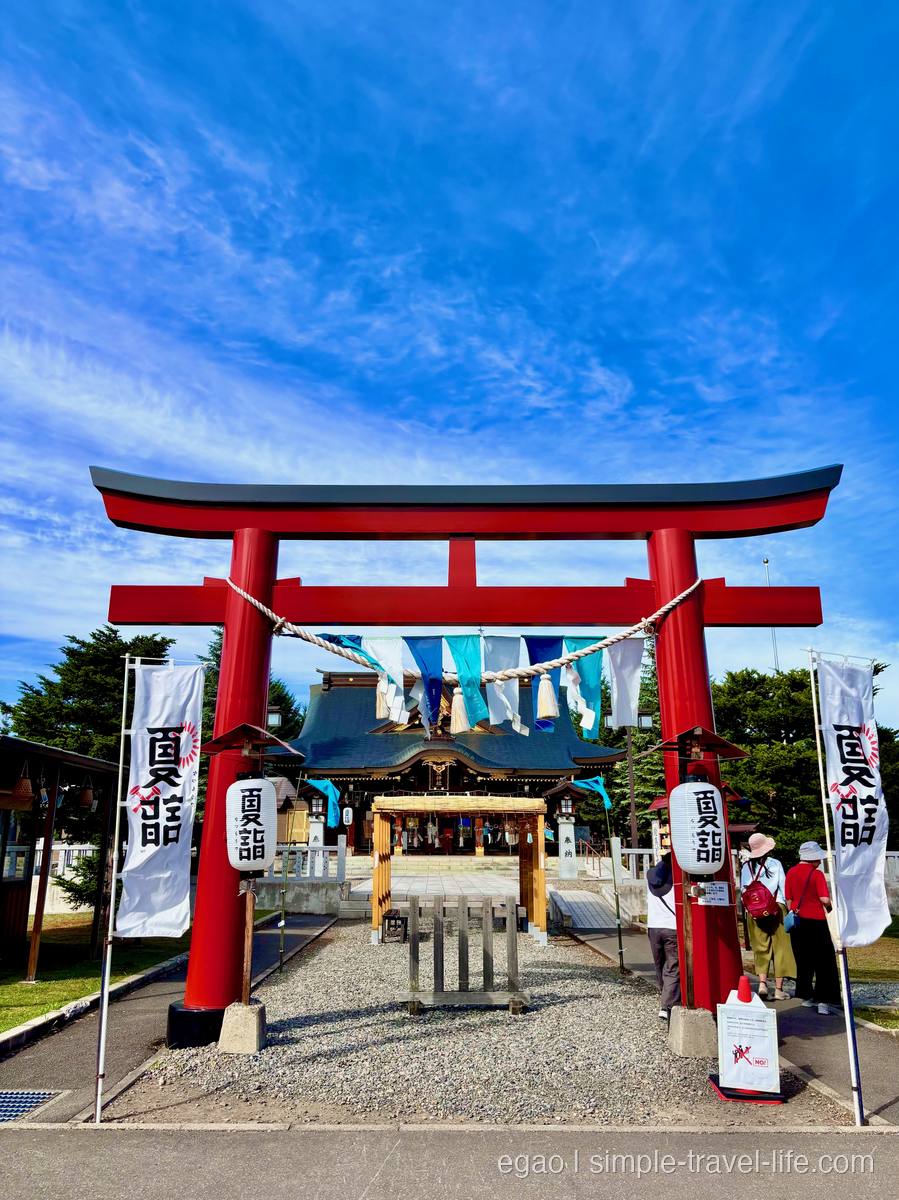 夏詣ののぼりと提灯が飾られた美瑛神社の赤い鳥居