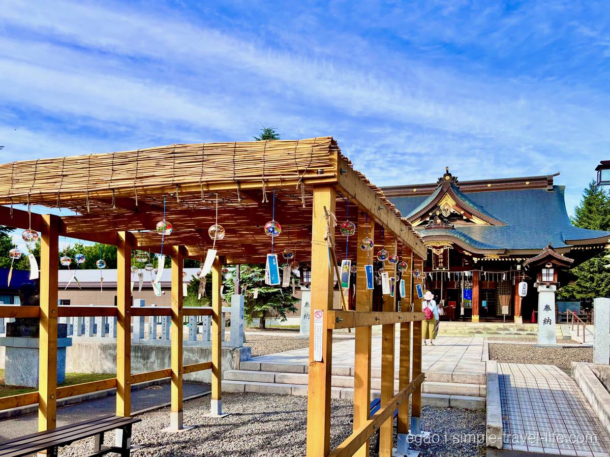 美瑛神社の拝殿へ続く風鈴の回廊