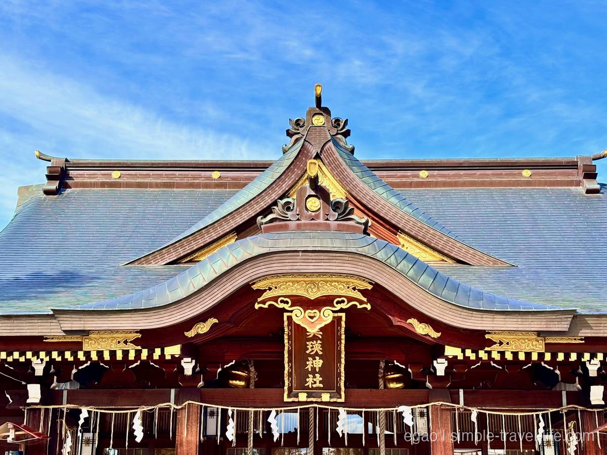 彫刻と金の装飾が施された美瑛神社の拝殿