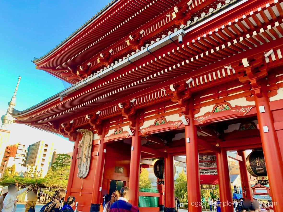 浅草寺の宝蔵門と東京スカイツリーが並んで見える