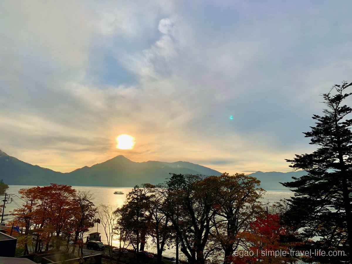 夕日に染まる秋の中禅寺湖