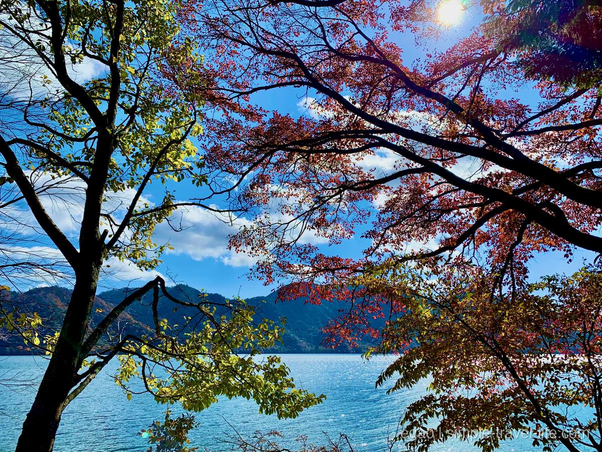 紅葉に縁取られた中禅寺湖の湖畔