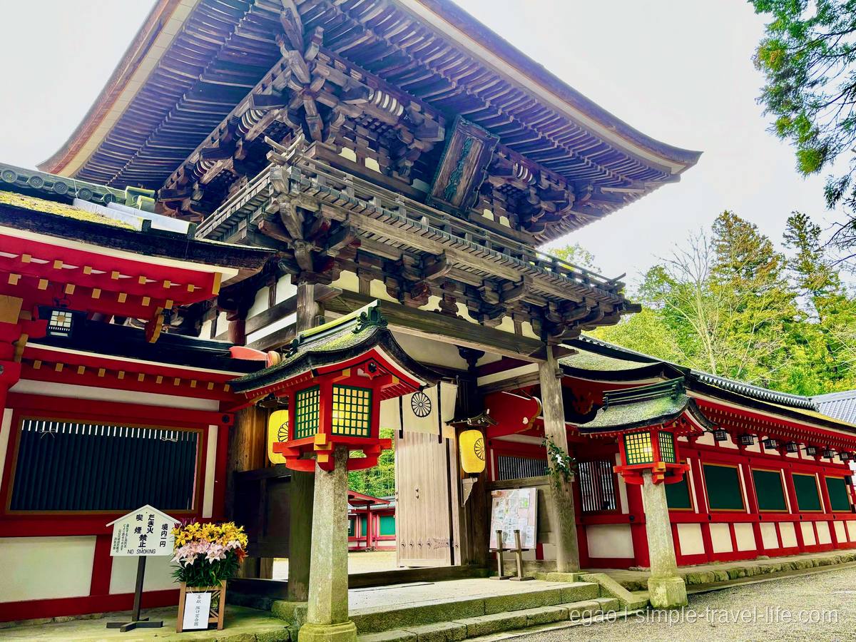 石上神宮の朱塗りの楼門を見上げたところ。軒下に吊り灯籠